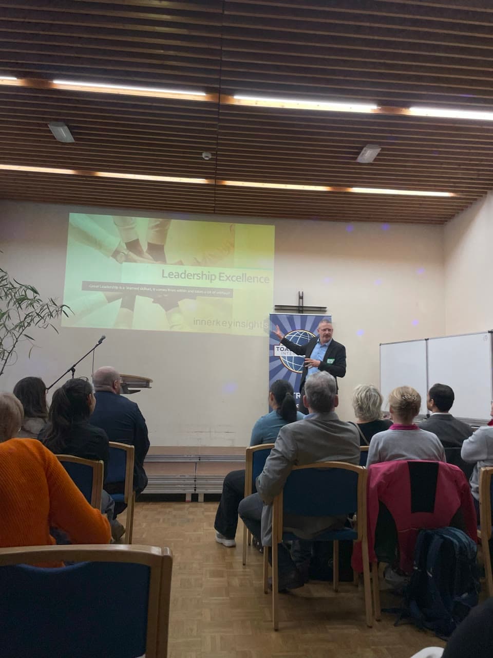 Dirk Brueckner presenting a Leadership Excellence keynote to an audience