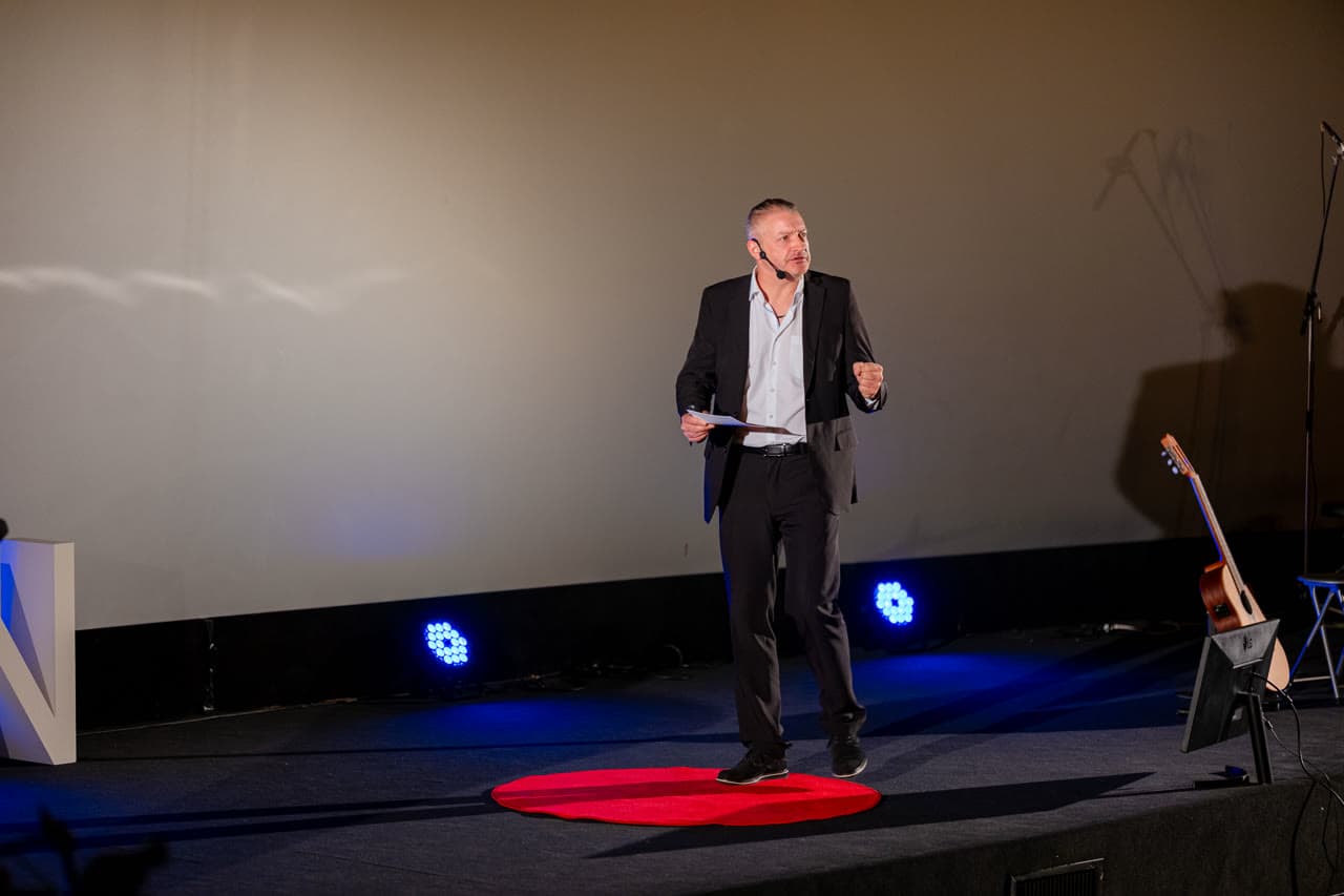 Dirk Brueckner speaking on the TEDx Essen stage